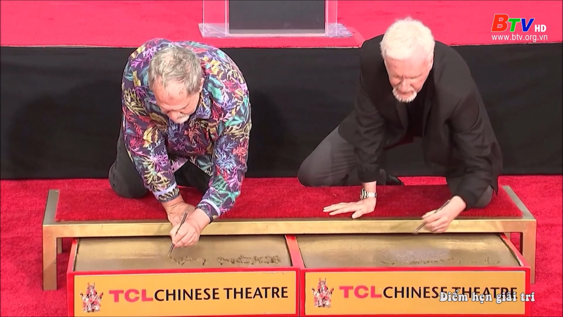 James Cameron và Jon Landau được in dấu chân tay ở Hollywood
